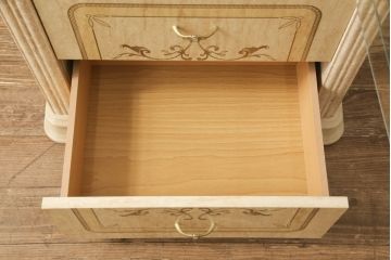 中古　イタリア輸入家具　クラシカルな佇まいが魅力的な縦型キャビネット(ガラスケース、キュリオケース、飾り棚)(R-052934)