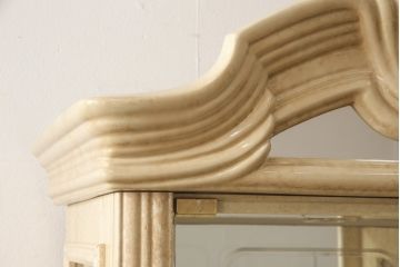中古　イタリア輸入家具　クラシカルな佇まいが魅力的な縦型キャビネット(ガラスケース、キュリオケース、飾り棚)(R-052934)