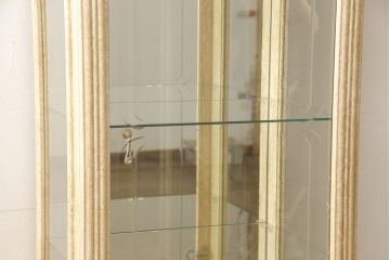 中古　イタリア輸入家具　クラシカルな佇まいが魅力的な縦型キャビネット(ガラスケース、キュリオケース、飾り棚)(R-052934)