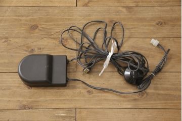 中古　イタリア輸入家具　クラシカルな佇まいが魅力的な縦型キャビネット(ガラスケース、キュリオケース、飾り棚)(R-052934)