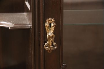 イギリスアンティーク　マホガニー材　凝ったつくりが目を引くパーラーキャビネット(飾り棚、ミラー)(R-052935)