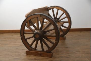 和製ビンテージ　珍品!　古い大八車の車輪を大胆に使ったリメイクベンチ(長椅子、木製ベンチ、板座チェア、ヴィンテージ)(R-052948)