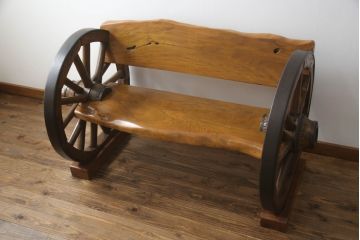 和製ビンテージ　珍品!　古い大八車の車輪を大胆に使ったリメイクベンチ(長椅子、木製ベンチ、板座チェア、ヴィンテージ)(R-052948)