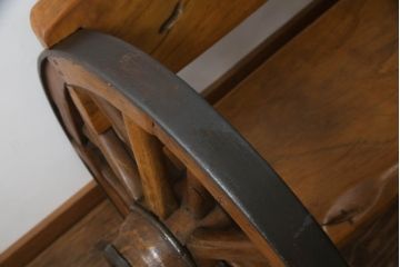 和製ビンテージ　珍品!　古い大八車の車輪を大胆に使ったリメイクベンチ(長椅子、木製ベンチ、板座チェア、ヴィンテージ)(R-052948)