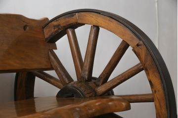 和製ビンテージ　珍品!　古い大八車の車輪を大胆に使ったリメイクベンチ(長椅子、木製ベンチ、板座チェア、ヴィンテージ)(R-052948)