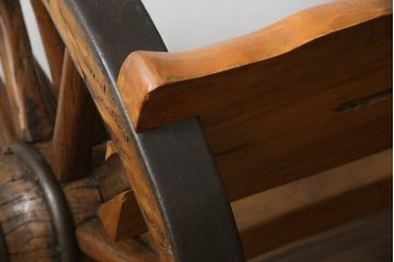 和製ビンテージ　珍品!　古い大八車の車輪を大胆に使ったリメイクベンチ(長椅子、木製ベンチ、板座チェア、ヴィンテージ)(R-052948)