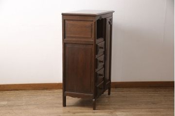 ヨーロッパアンティーク　オーク材　細やかな彫刻と曲線のデザインがかわいらしい小振りなキャビネット(引き出し、収納棚、飾り棚、チェスト)(R-052950)