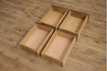 ヨーロッパアンティーク　オーク材　細やかな彫刻と曲線のデザインがかわいらしい小振りなキャビネット(引き出し、収納棚、飾り棚、チェスト)(R-052950)