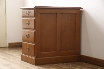 中古　美品　横浜クラシック家具　ダニエル(Daniel)　滑らかな木肌と温かみのある色合いが魅力の脇机(サイドチェスト、サイドテーブル、引き出し)(定価約38万円)(R-052951)