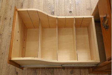 中古　美品　横浜クラシック家具　ダニエル(Daniel)　滑らかな木肌と温かみのある色合いが魅力の脇机(サイドチェスト、サイドテーブル、引き出し)(定価約38万円)(R-052951)