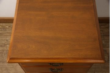中古　美品　横浜クラシック家具　ダニエル(Daniel)　滑らかな木肌と温かみのある色合いが魅力の脇机(サイドチェスト、サイドテーブル、引き出し)(定価約38万円)(R-052951)