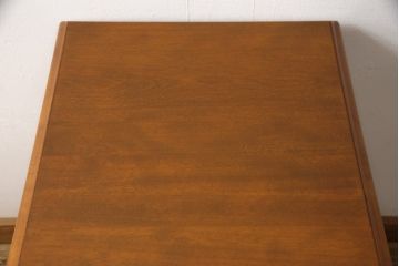 中古　美品　横浜クラシック家具　ダニエル(Daniel)　滑らかな木肌と温かみのある色合いが魅力の脇机(サイドチェスト、サイドテーブル、引き出し)(定価約38万円)(R-052951)