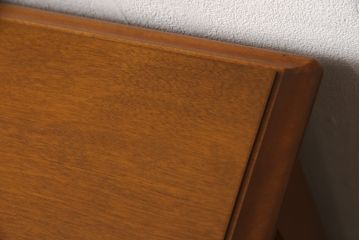中古　美品　横浜クラシック家具　ダニエル(Daniel)　滑らかな木肌と温かみのある色合いが魅力の脇机(サイドチェスト、サイドテーブル、引き出し)(定価約38万円)(R-052951)