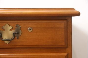 中古　美品　横浜クラシック家具　ダニエル(Daniel)　滑らかな木肌と温かみのある色合いが魅力の脇机(サイドチェスト、サイドテーブル、引き出し)(定価約38万円)(R-052951)