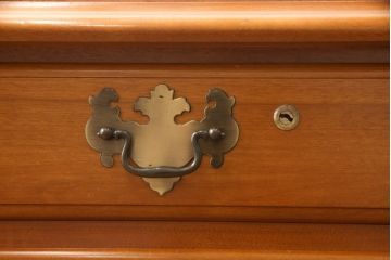 中古　美品　横浜クラシック家具　ダニエル(Daniel)　滑らかな木肌と温かみのある色合いが魅力の脇机(サイドチェスト、サイドテーブル、引き出し)(定価約38万円)(R-052951)