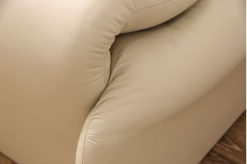 中古　超美品　2019年3月購入品　Cassina(カッシーナ)　MARALUNGA(マラルンガ)　FYランク革　オイスターホワイトの1人掛けソファ(定価約110万円)(アームチェア)(R-052956)