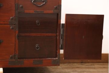 和製アンティーク　前面ケヤキ材　繊細なデザインの金具と漆がきれいな米沢箪笥(和たんす、収納箪笥、時代箪笥、引き出し)(R-052957)