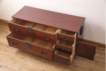 和製アンティーク　前面ケヤキ材　繊細なデザインの金具と漆がきれいな米沢箪笥(和たんす、収納箪笥、時代箪笥、引き出し)(R-052957)