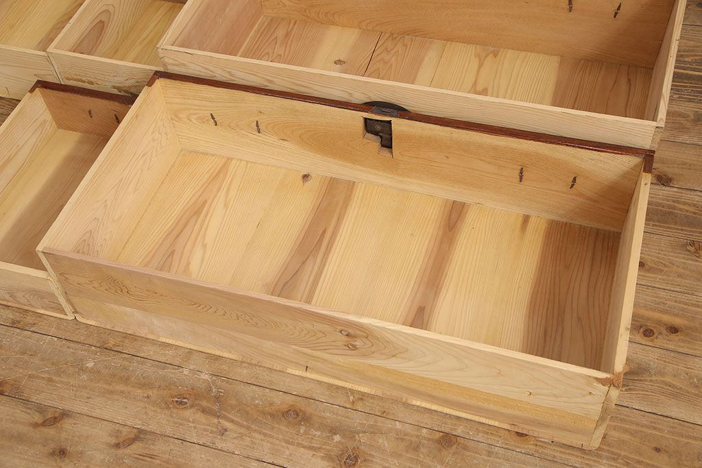 和製アンティーク　前面ケヤキ材　繊細なデザインの金具と漆がきれいな米沢箪笥(和たんす、収納箪笥、時代箪笥、引き出し)(R-052957)