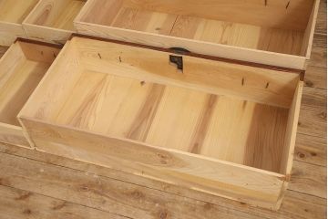 和製アンティーク　前面ケヤキ材　繊細なデザインの金具と漆がきれいな米沢箪笥(和たんす、収納箪笥、時代箪笥、引き出し)(R-052957)