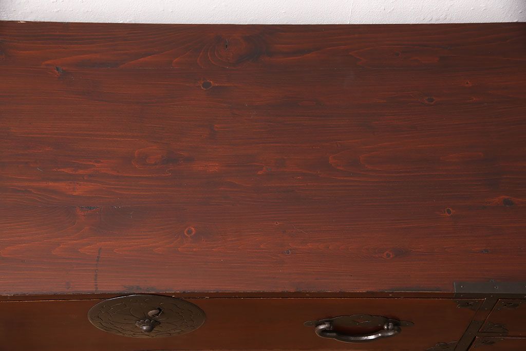 和製アンティーク　前面ケヤキ材　繊細なデザインの金具と漆がきれいな米沢箪笥(和たんす、収納箪笥、時代箪笥、引き出し)(R-052957)