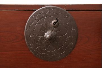 和製アンティーク　前面ケヤキ材　繊細なデザインの金具と漆がきれいな米沢箪笥(和たんす、収納箪笥、時代箪笥、引き出し)(R-052957)