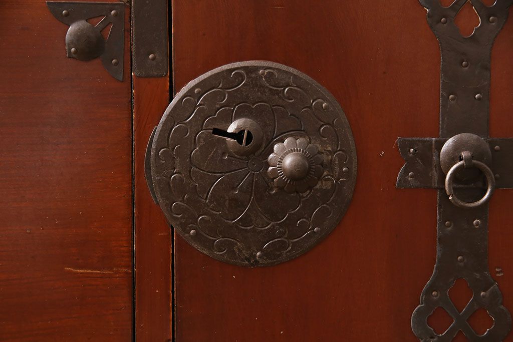 和製アンティーク　前面ケヤキ材　繊細なデザインの金具と漆がきれいな米沢箪笥(和たんす、収納箪笥、時代箪笥、引き出し)(R-052957)