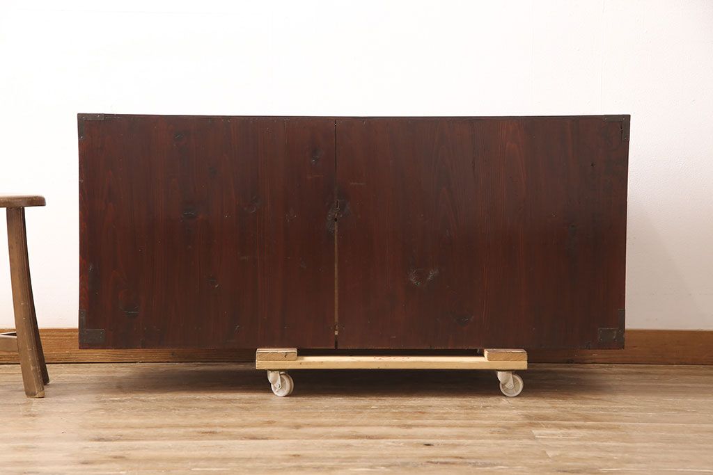 和製アンティーク　前面ケヤキ材　繊細なデザインの金具と漆がきれいな米沢箪笥(和たんす、収納箪笥、時代箪笥、引き出し)(R-052957)