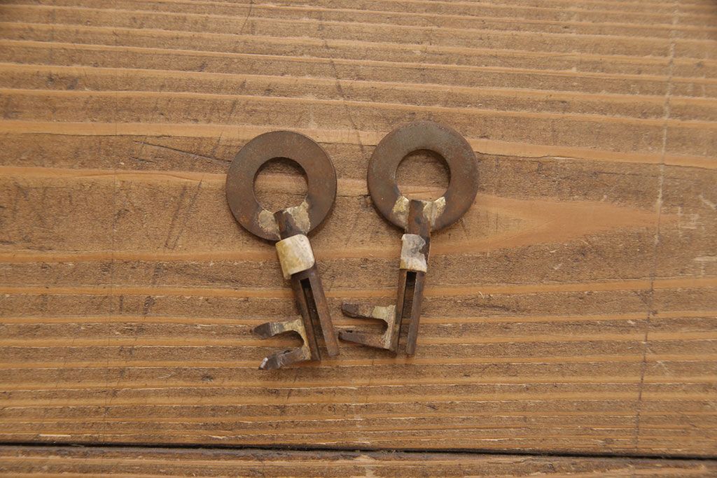 和製アンティーク　前面ケヤキ材　繊細なデザインの金具と漆がきれいな米沢箪笥(和たんす、収納箪笥、時代箪笥、引き出し)(R-052957)