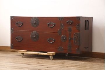 和製アンティーク　前面ケヤキ材　繊細なデザインの金具と漆がきれいな米沢箪笥(和たんす、収納箪笥、時代箪笥、引き出し)(R-052957)