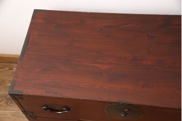 和製アンティーク　前面ケヤキ材　繊細なデザインの金具と漆がきれいな米沢箪笥(和たんす、収納箪笥、時代箪笥、引き出し)(R-052957)