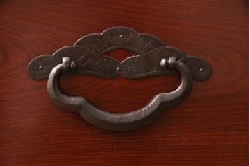 和製アンティーク　前面ケヤキ材　繊細なデザインの金具と漆がきれいな米沢箪笥(和たんす、収納箪笥、時代箪笥、引き出し)(R-052957)