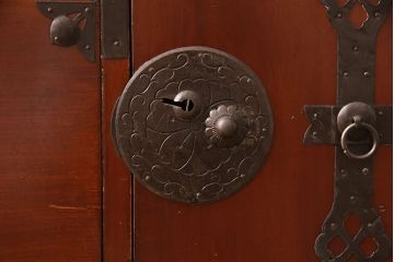 和製アンティーク　前面ケヤキ材　繊細なデザインの金具と漆がきれいな米沢箪笥(和たんす、収納箪笥、時代箪笥、引き出し)(R-052957)