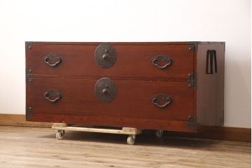 和製アンティーク　前面ケヤキ材　繊細なデザインの金具と漆がきれいな米沢箪笥(和たんす、収納箪笥、時代箪笥、引き出し)(R-052958)