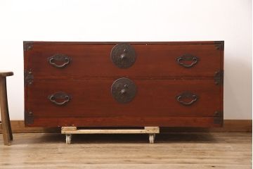 和製アンティーク　前面ケヤキ材　繊細なデザインの金具と漆がきれいな米沢箪笥(和たんす、収納箪笥、時代箪笥、引き出し)(R-052958)