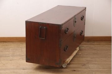 和製アンティーク　前面ケヤキ材　繊細なデザインの金具と漆がきれいな米沢箪笥(和たんす、収納箪笥、時代箪笥、引き出し)(R-052958)