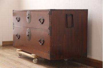 和製アンティーク　前面ケヤキ材　繊細なデザインの金具と漆がきれいな米沢箪笥(和たんす、収納箪笥、時代箪笥、引き出し)(R-052958)