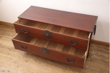 和製アンティーク　前面ケヤキ材　繊細なデザインの金具と漆がきれいな米沢箪笥(和たんす、収納箪笥、時代箪笥、引き出し)(R-052958)