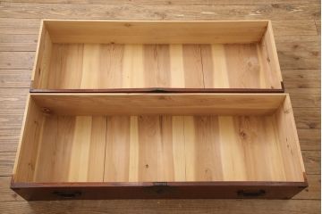 和製アンティーク　前面ケヤキ材　繊細なデザインの金具と漆がきれいな米沢箪笥(和たんす、収納箪笥、時代箪笥、引き出し)(R-052958)