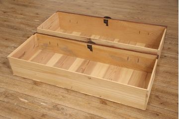 和製アンティーク　前面ケヤキ材　繊細なデザインの金具と漆がきれいな米沢箪笥(和たんす、収納箪笥、時代箪笥、引き出し)(R-052958)