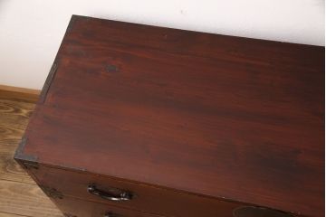 和製アンティーク　前面ケヤキ材　繊細なデザインの金具と漆がきれいな米沢箪笥(和たんす、収納箪笥、時代箪笥、引き出し)(R-052958)