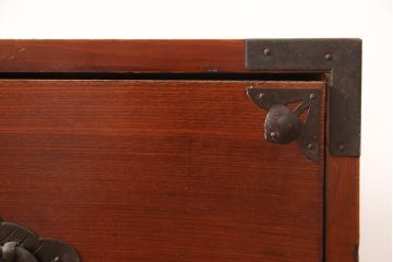 和製アンティーク　前面ケヤキ材　繊細なデザインの金具と漆がきれいな米沢箪笥(和たんす、収納箪笥、時代箪笥、引き出し)(R-052958)