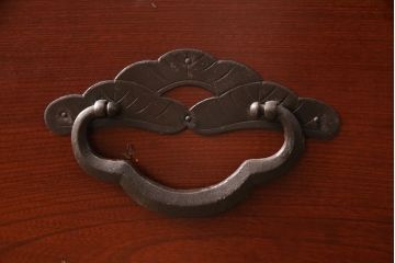 和製アンティーク　前面ケヤキ材　繊細なデザインの金具と漆がきれいな米沢箪笥(和たんす、収納箪笥、時代箪笥、引き出し)(R-052958)