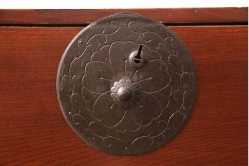 和製アンティーク　前面ケヤキ材　繊細なデザインの金具と漆がきれいな米沢箪笥(和たんす、収納箪笥、時代箪笥、引き出し)(R-052958)