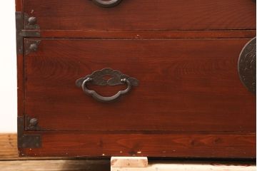 和製アンティーク　前面ケヤキ材　繊細なデザインの金具と漆がきれいな米沢箪笥(和たんす、収納箪笥、時代箪笥、引き出し)(R-052958)