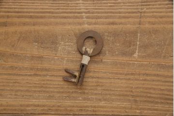 和製アンティーク　前面ケヤキ材　繊細なデザインの金具と漆がきれいな米沢箪笥(和たんす、収納箪笥、時代箪笥、引き出し)(R-052958)