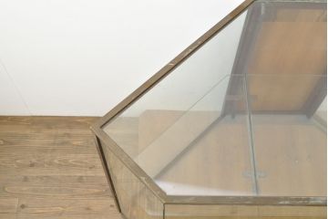 フランスアンティーク　六角形のフォルムが珍しい!フレームに真鍮が使われているガラスケース(ショーケース、陳列棚、店舗什器)(R-052965)