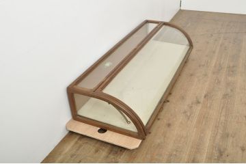 フランスアンティーク　木枠がナチュラルやカントリーテイストにぴったりな、Rガラス卓上ショーケース(ガラスケース、店舗什器、曲げガラス)(R-052976)