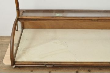 フランスアンティーク　木枠がナチュラルやカントリーテイストにぴったりな、Rガラス卓上ショーケース(ガラスケース、店舗什器、曲げガラス)(R-052976)