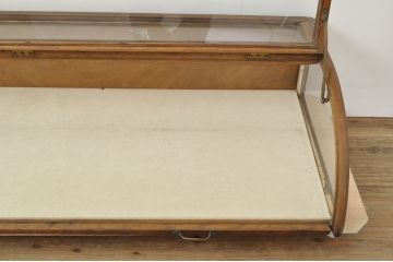 フランスアンティーク　木枠がナチュラルやカントリーテイストにぴったりな、Rガラス卓上ショーケース(ガラスケース、店舗什器、曲げガラス)(R-052976)